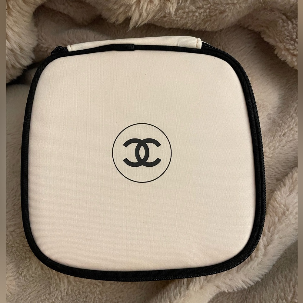 NEW Chanel Les Beiges Makeup Bag Genuine Gift with Purchase Cosmetics Bag - Picture 2 of 8